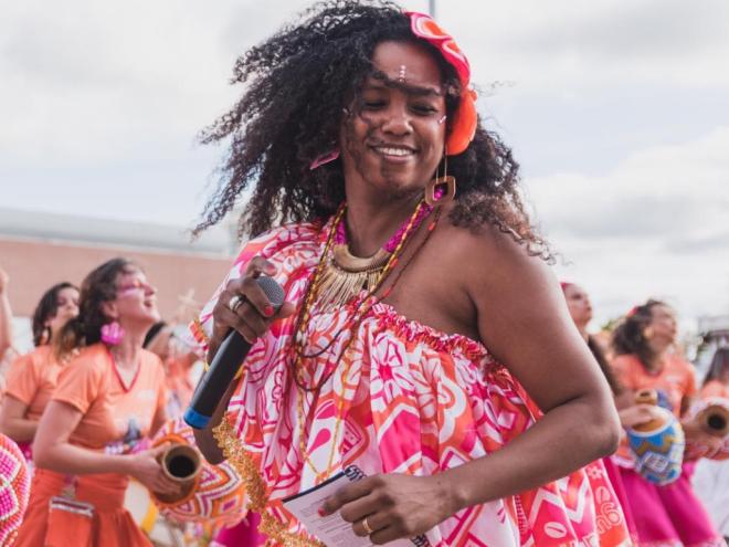 Joana trará os saberes ancestrais do maracatu de baque virado, diretamente, do Recife (PE)