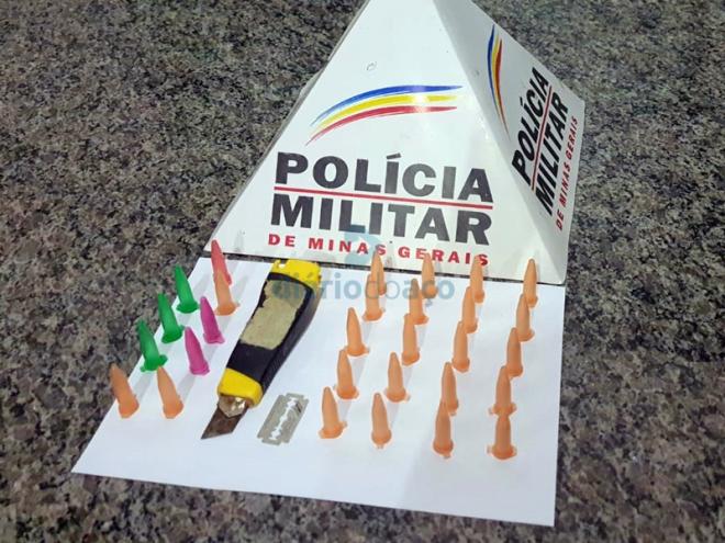 O material apreendido com os quatro jovens que torturavam a vítima de 51 anos