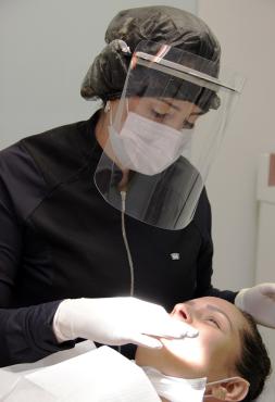 Juliana Costa: ''É um tratamento indicado para pessoas que realmente tenham essa necessidade da mudança de cor e forma dos dentes''
