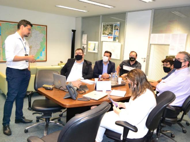 Documento desenvolvido pela ARMVA foi entregue a representantes da Seinfra 