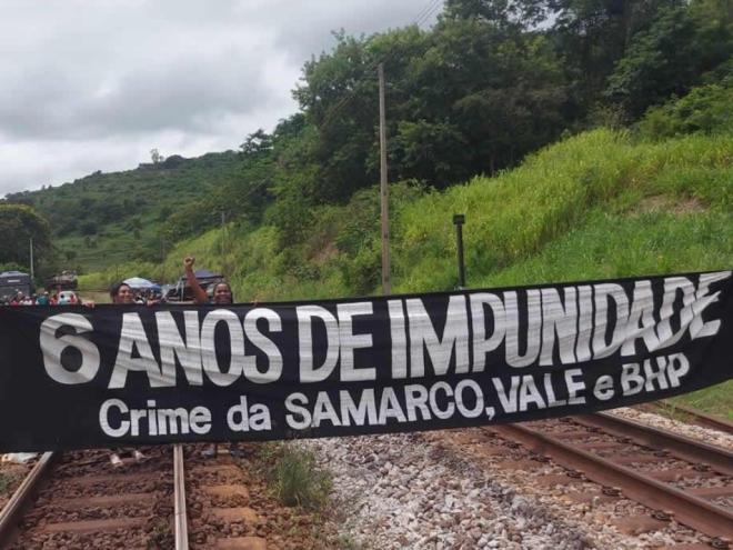 Eles protestam contra a suspensão do pagamento, pela Fundação Renova, do Auxílio Financeiro Emergencial (AFE)