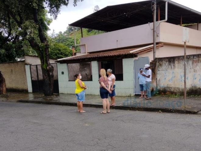 O local foi isolado para aguardar a remoção do corpo por uma funerária