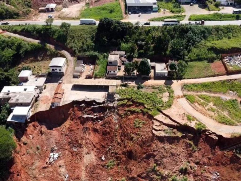 Córrego provocou erosão que engoliu casas, famílias tiveram que sair do local e agora o deslizamento atingiu a rodovia localizada logo acima