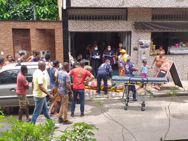 Uma das vítimas foi socorrida na porta de uma lanchonete