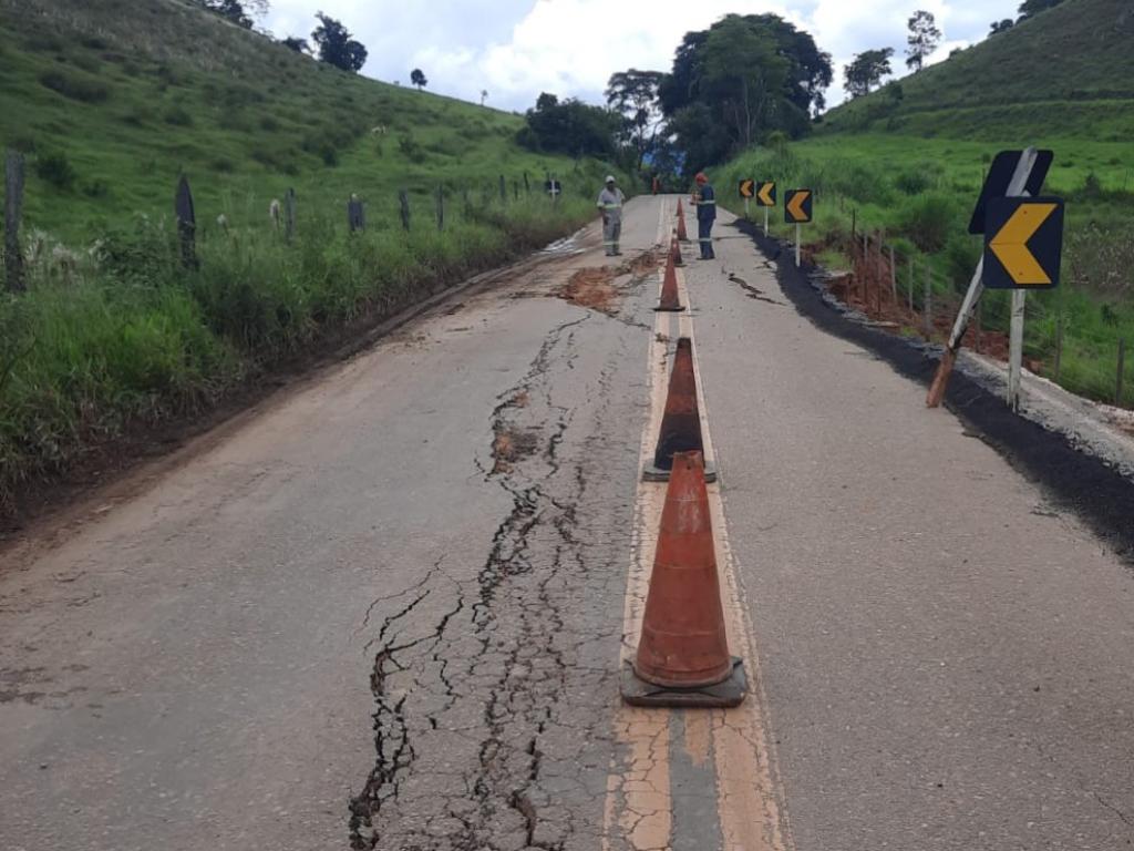 Trecho interditado fica no município de Santana do Manhuaçu, entre as cidades de Manhuaçu e Ipanema 