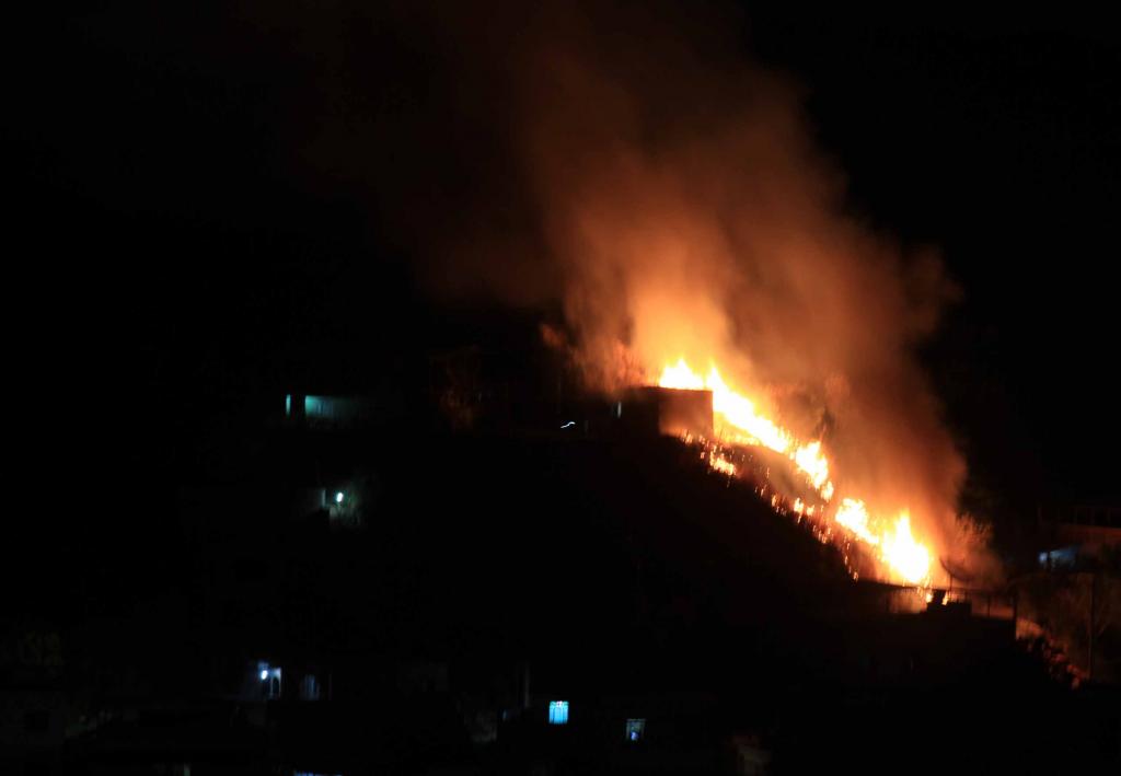 Casas localizadas em uma encosta da rua Blumenau ficaram na linha de fogo 