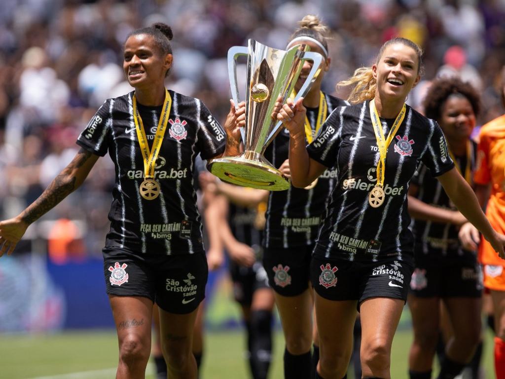 Corinthians bate o Grêmio no fim e ganha a primeira Supercopa