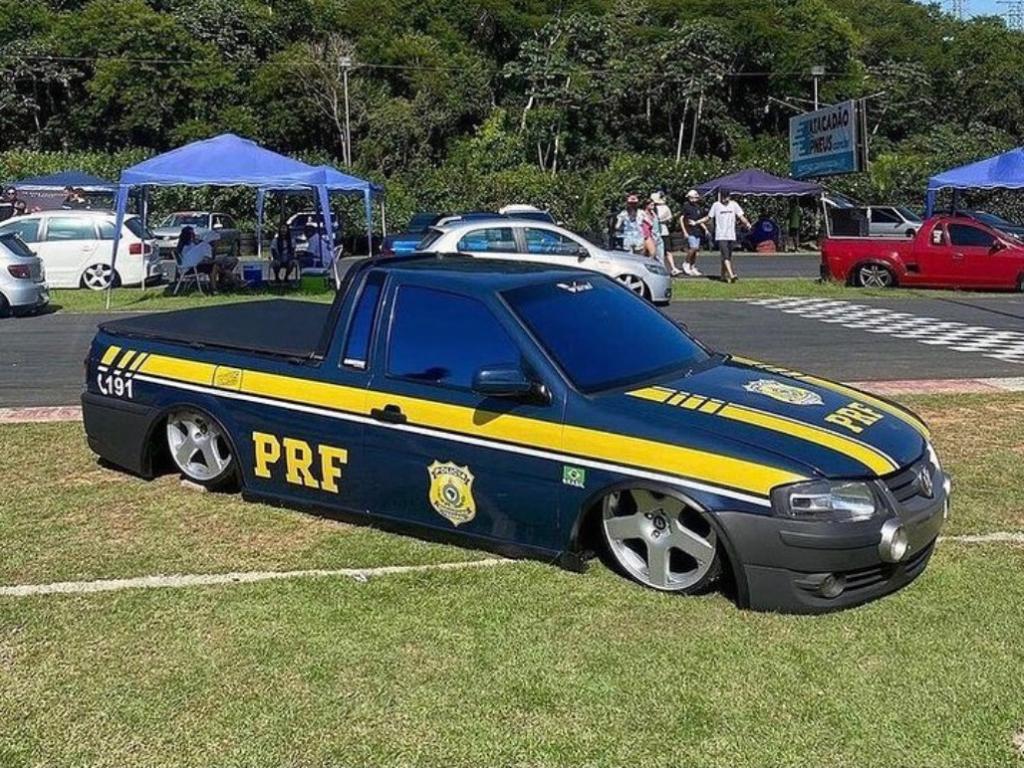 VW Saveiro rebaixada com pintura da PRF é apreendida em operação