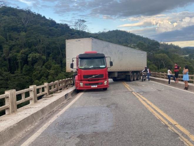 Perdeu o freio, voltou na Ponte Torta e quase caiu. Destino de outros três casos de pane, parecidos com esse, e que terminaram de forma trágica neste mesmo lugar