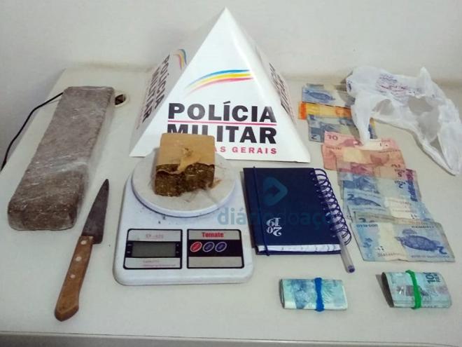 O material que foi recolhido durante o cumprimento do mandado de busca e apreensão na casa do suspeito
