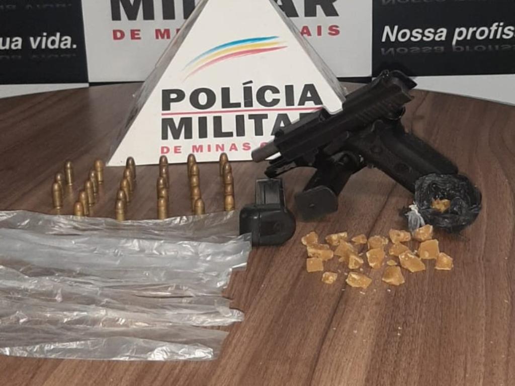 Arma, munição e entorpecentes foram recolhidos com o trio detido em Inhapim