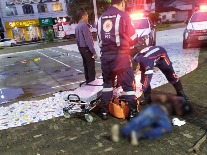 Homem estava sentado em banco de praça, quando levou uma paulada na cabeça