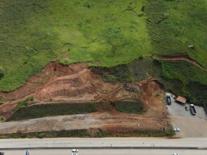 Com a chuva constante dos dias anteriores, uma trinca surgiu no topo de um talude localizado no km 298 da BR-381, em Antônio Dias 