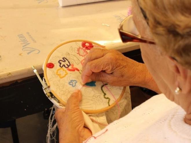 O curso ''Bordado: criação e arte'' é o único que requer a participação presencial dos alunos