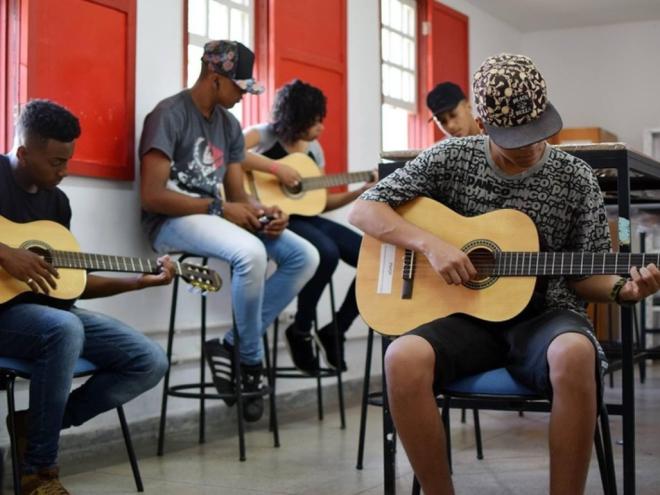 As aulas do curso de Violão serão realizadas em módulos transmitidos em plataformas virtuais