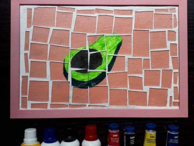A confecção de mosaicos de vidro sobre objetos é uma das formações ofertadas pela Faop