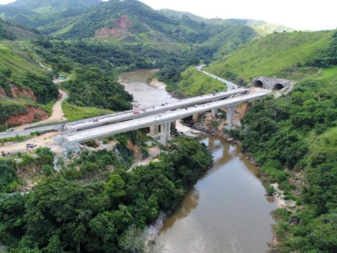 Além de obras inacadas, como nesse trecho do lote 3.1, em Antônio Dias, a BR-381 e a BR-262 estão com trechos interditados por causa de desabamento de taludes 