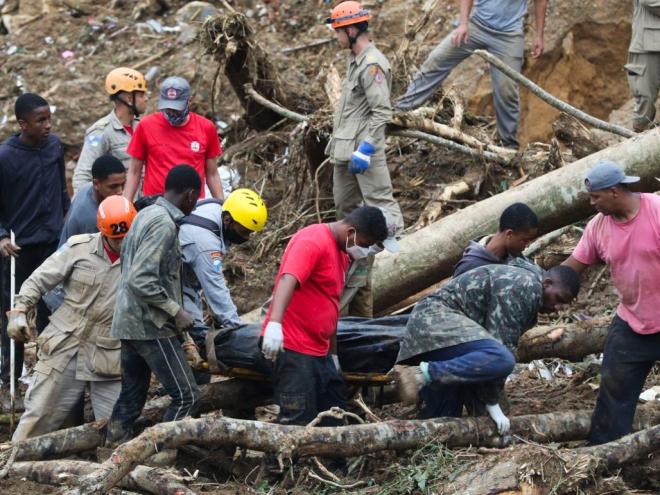 Bombeiros, moradores e voluntários trabalham no local do deslizamento no Morro da Oficina, após a chuva que castigou Petrópolis, na região serrana fluminense - Tânia Rêgo/Agência Brasil