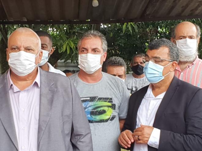 O prefeito Silas Vieira (E), ao lado de vereadores e técnicos da empresa responsável pelo trabalho, entregou escrituras a moradores do Morro do Cruzeiro