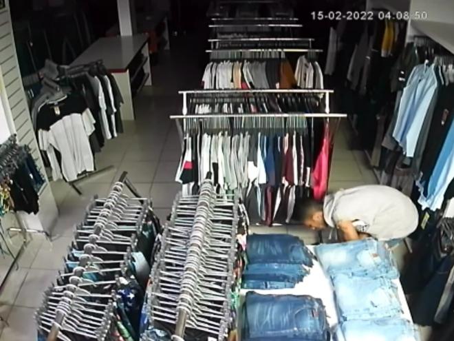 No momento em que foi abordado, o jovem arrombador usava as peças de roupa furtadas no último crime