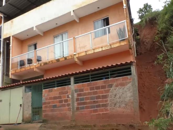 Família foi atingida por soterramento no bairro Santo Antônio, em Caratinga 