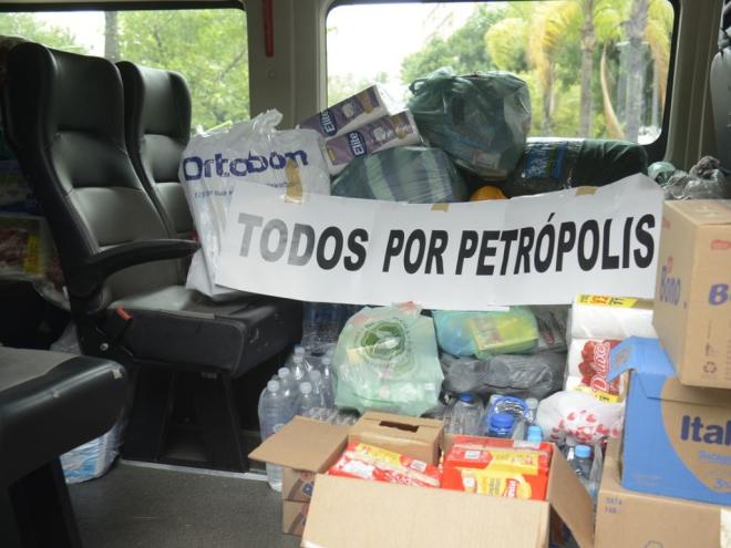 Doações chegam a todo momento em carros, ônibus e caminhões
