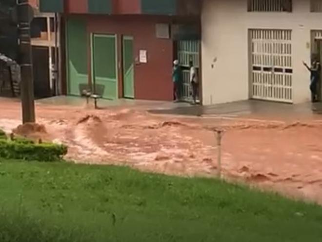 Rua Ilhéus, nas proximidades da esquina com a rua Cristalina, no Veneza II, virou uma corredeira 