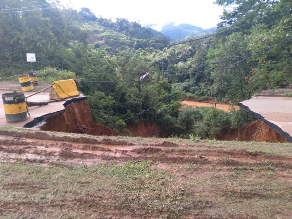 Erosão avança sem parar no trevo do bairro Quitandinha 