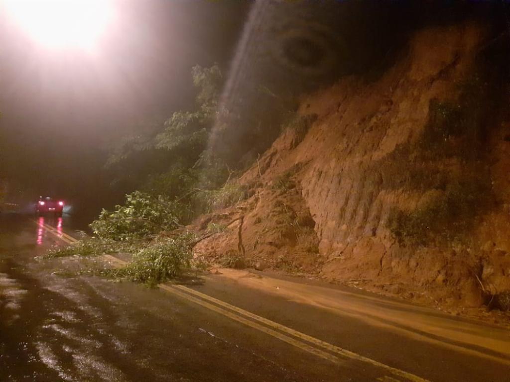 Barranco caiu na descida da estrada que dá acesso a Antônio Dias