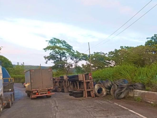 Carreta tombaba nas proximidades do antigo Posto 30 em Sabará