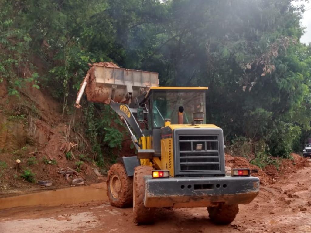 Remoção da lama e vegetação foi iniciada por volta de 8h desta segunda-feira e pista estará completamente liberada ainda nesta manhã 