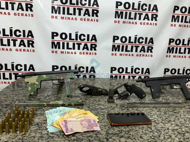 As duas submetralhadoras encontradas no porta-malas do carro em que estava o casal abordado em Ipatinga