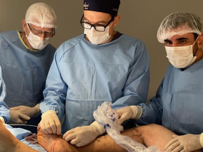 Conforme a nota divulgada pelo hospital, o procedimento foi iniciado às 14h e, antes das 20h,  o paciente já recebia alta