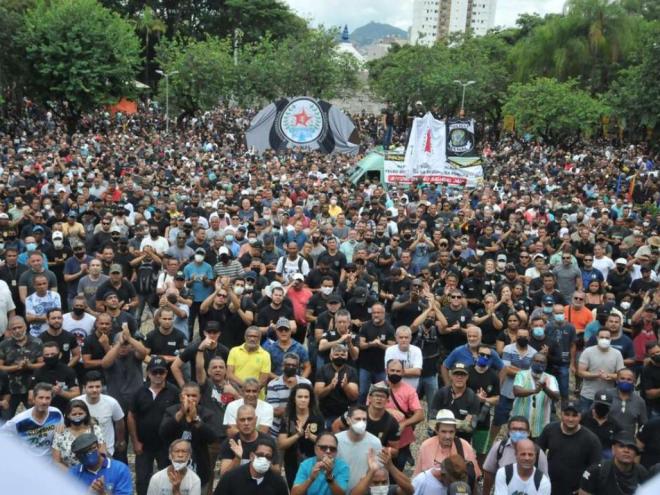 A categoria se manifesta em prol da recomposição salarial que teria sido prometida pelo governador Romeu Zema (Novo), dividida em três anos consecutivos