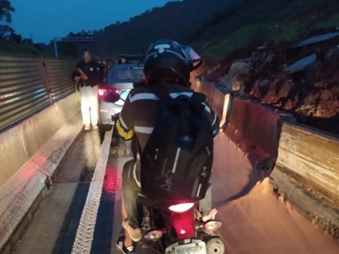 Barranco cedeu em Bom Jesus do Amparo e BR-381 está em meia pista sentido a Belo Horizonte 