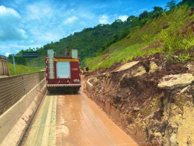 Essa é a situação no Km 404 da BR-381 em Bom Jesus do Amparo, desde a madrugada de segunda-feira. O estreitamento de pista provoca congestionamento até o trevo de Itabira 
