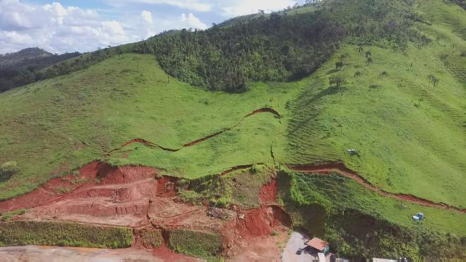 Situação do talude em frente ao posto Veraneio, em Antônio Dias 