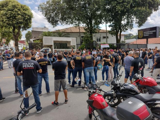 O grupo se reuniu em frente à Delegacia Regional de Polícia Civil de Ipatinga 