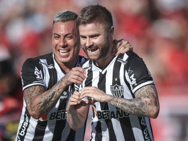 O jogo foi disputado sob forte calor e o Galo levou apenas nove minutos para abrir o placar.