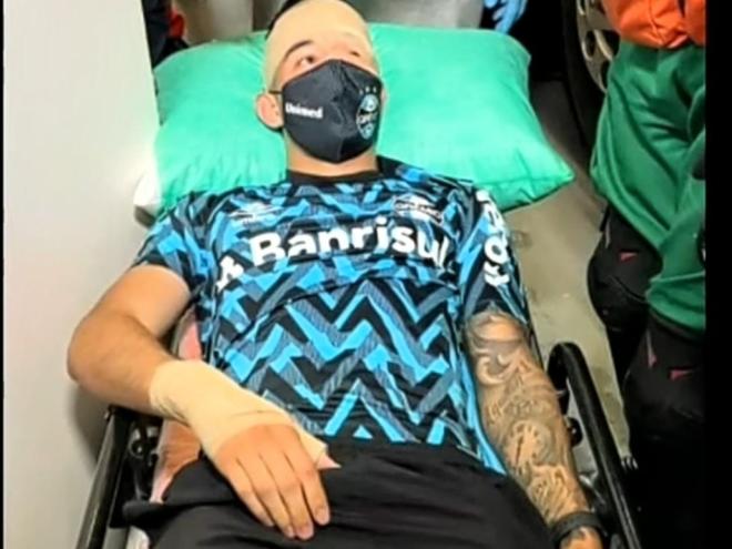 Conforme imagens divulgadas pelo clube, o volante paraguaio Mathías Villasanti foi atingido por um bloco de concreto