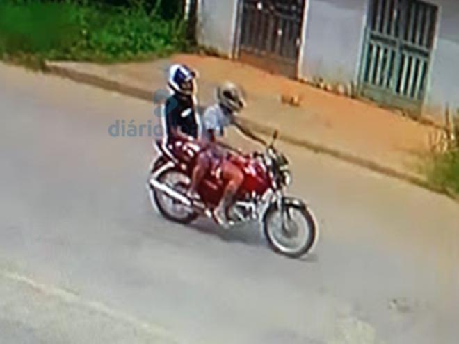 Os dois suspeitos foram flagrados em diversos momentos numa motocicleta de cor vermelha 