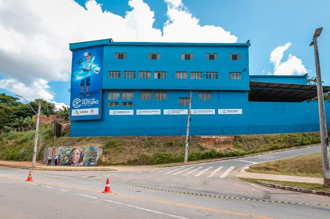 Localizada no Jardim Panorama, a unidade atenderá inicialmente um total de 1.040 alunos numa estrutura de mais de 20 salas de aula, laboratórios, pátio e quadra esportiva