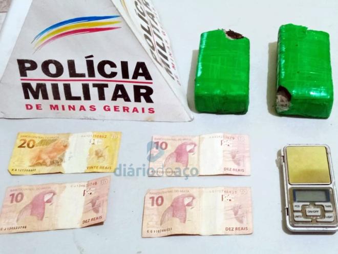 Duas barras de maconha e uma balança foram encontradas nas proximidades do local da abordagem ao suspeito