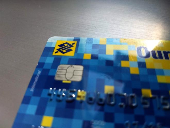 A vítima entregou o cartão, nas mãos do criminoso, acreditando que ele era funcionário do banco em que ela é cliente 