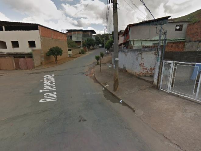 A rua onde aconteceu o atentado durante a madrugada desta segunda-feira