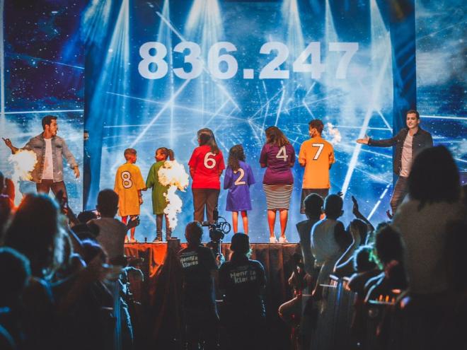 Nas noites de sábado e domingo, shows de ilusionismo com a dupla Henry e Klaus encantaram o público