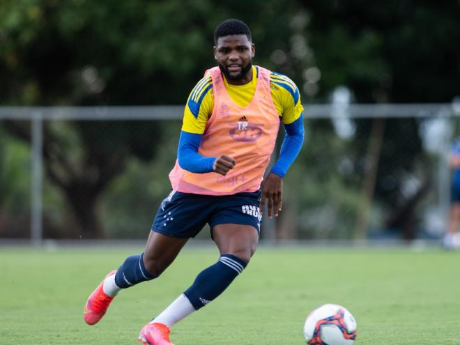 Volante não está sendo utilizado na equipe comandada por Paulo Pezzolano
