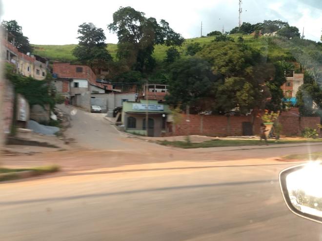 Os policiais conseguiram rastrear o telefone celular, indicando a localização na avenida Manaaim, esquina com a rua Amazonita