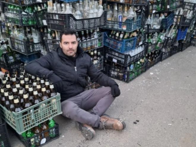 O deputado Arthur do VAl chegou a postar fotos ao lado de garrafas de bebidas, supostamente, para fazer artesanalmente as bombas incendiárias chamadas de coquetéis molotov