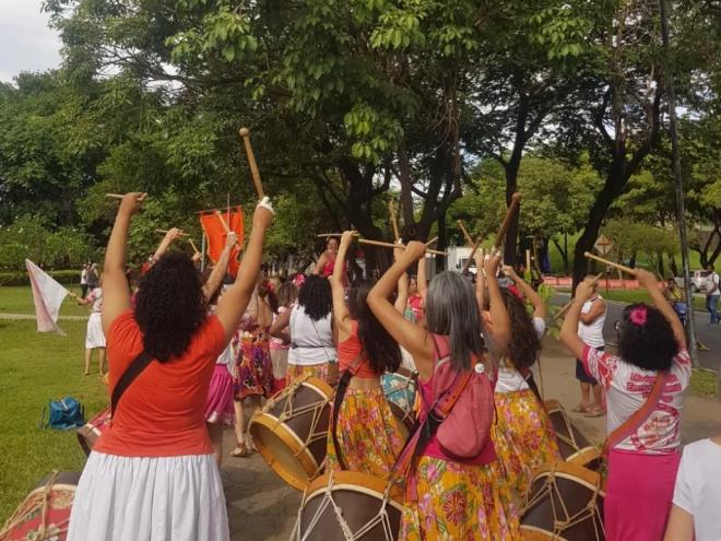 Tambores e teatro se misturaram no ambiente natural do parque